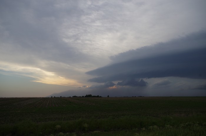 Amazing shelf cloud structure with a visible outflow boundary.